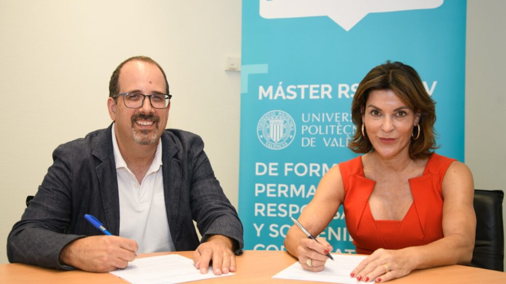 Fotografía: Gabriel García, director del Máster en RSC UPV, y Elena Turrión, CEO de Mutua Levante, durante la firma del convenio. KIKE TABERNER